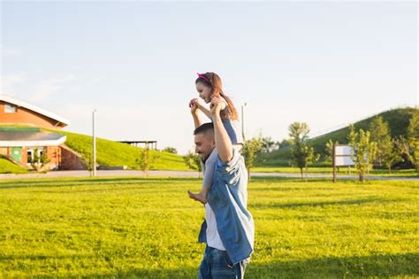 Conceito De Paternidade Fam Lia E Filhos Pai E Filha Se Divertindo E