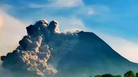 Gunung Ibu Kembali Erupsi Warga Diminta Waspada Derana Ntt