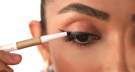 How To Apply Pencil Eyeliner For Beginners