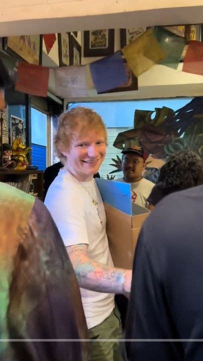 Momen Langka Ed Sheeran Main Ke Pasar Santa Jakarta Angkat Sendiri