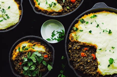 Pastel de pastores en sección con carne molida y papas Foto Premium