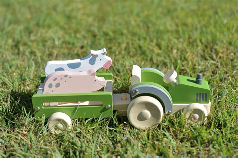 WOODEN TRACTOR WITH FARM ANIMAL