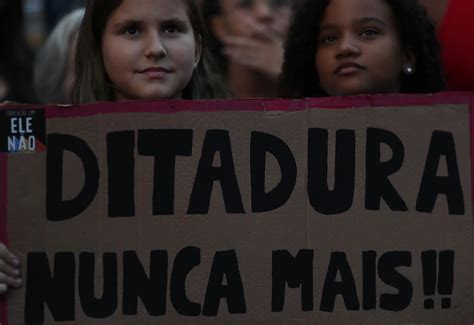 Milhares Sa Ram Rua Em Protesto Contra A Decis O De Celebrar O