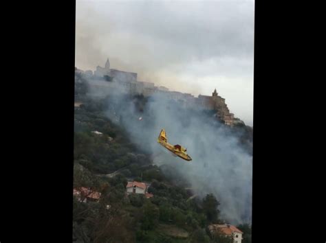 Naso Le Fiamme Lambiscono Il Centro Storico Sono Momenti Di Tensione