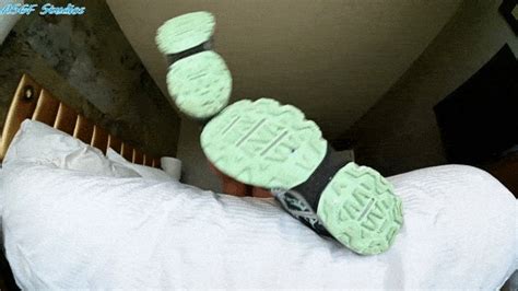 4K Krystal Sneakers And Sock Soles MP4 Amateur Soles Giantess And