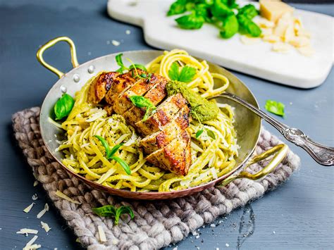 Pasta Med Saftig Kylling Og Hjemmelaget Pesto Oppskrift Meny No