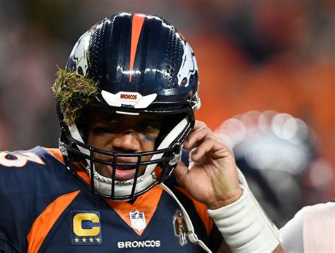 Broncos QB Russell Wilson exits game vs. Chiefs with possible head injury