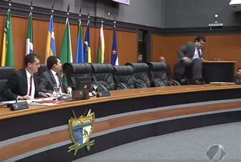 Deputado Sobe Mesa Do Plen Rio Da Assembleia Legislativa De Rr E