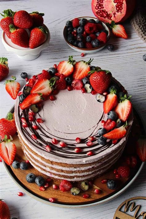 Naked Cake mit frischen Beeren und Biskuitböden Rezept mit Schritt für