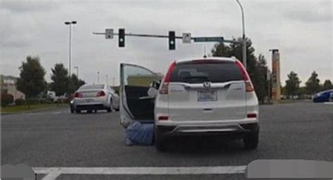 女司機忘關油箱蓋，路人提醒，下車檢查車子卻自己開走 每日頭條