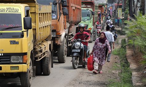 Caritau Supir Truk Tambang Blokir Jalan Raya Parung Panjang Bogor