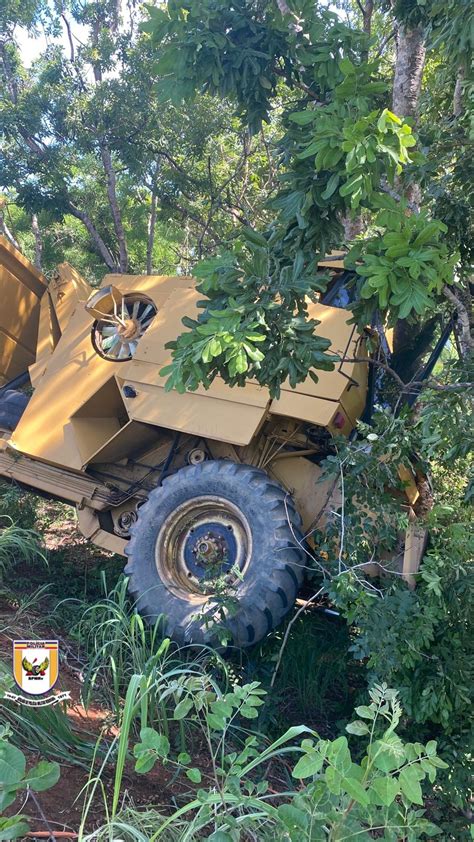 Motorista de colheitadeira morre após bater em árvore na MGC 496