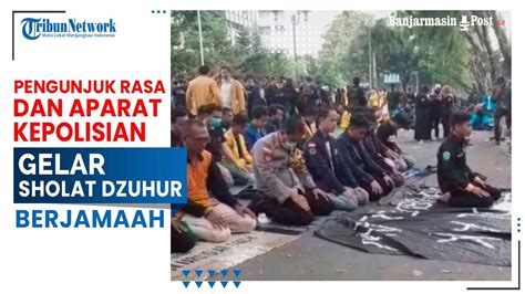 Meski Di Tengah Aksi Unjuk Rasa Pengunjuk Rasa Dan Aparat Kepolisian