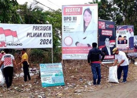 Sampah Menumpuk Di Stadion GOR Sawah Lebar