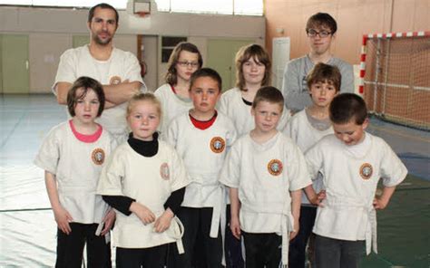 Centre de loisirs Douze jeunes s initient au gouren Le Télégramme