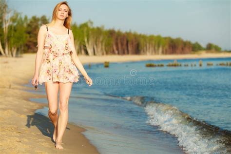 Vacances D T Fille Seul Marchant Sur La Plage Photo Stock Image