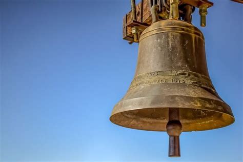 Que Ses Premiers Sons De Cloche Annoncent La Paix Chapelle De La