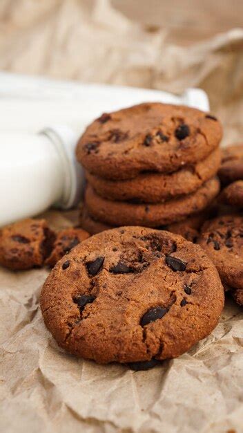 Biscoitos Gotas De Chocolate Em Papel Artesanal E Garrafas De Leite