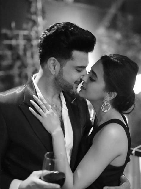 Tejasswi Prakash Gives Flying Kiss Goes On One Knee For Karan Kundrra