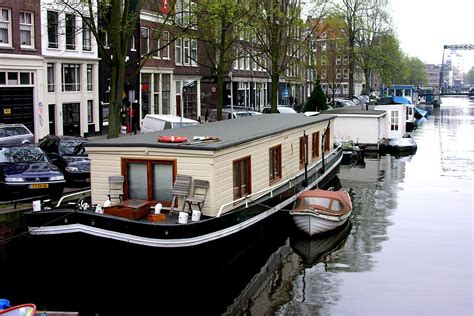 How to spend a night in a houseboat in Amsterdam