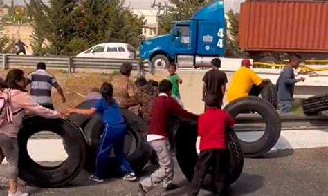 Niños Y Adultos Rapiñan Llantas Tras Volcadura De Tráiler En Edomex [video]