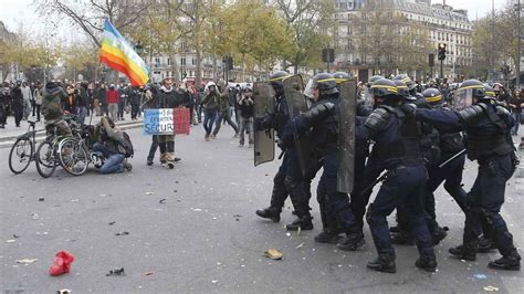 Pol Cia Det M Uma Centena De Manifestantes Durante Confrontos Em Paris