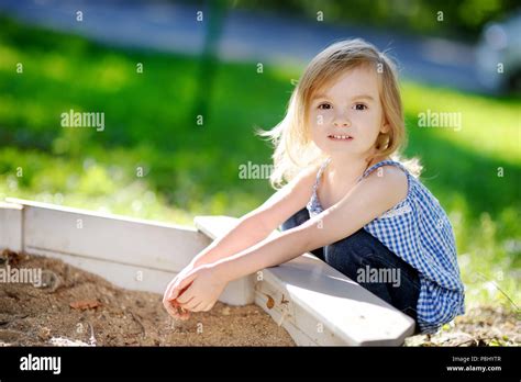 Fille Qui Jou Dans Un Bac A Sable Banque De Photographies Et Dimages