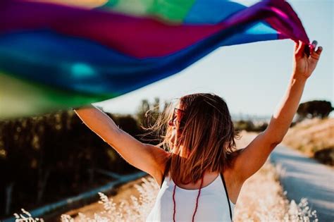 Mujer Feliz Con Los Brazos Levantados Sosteniendo La Bandera Del Arco