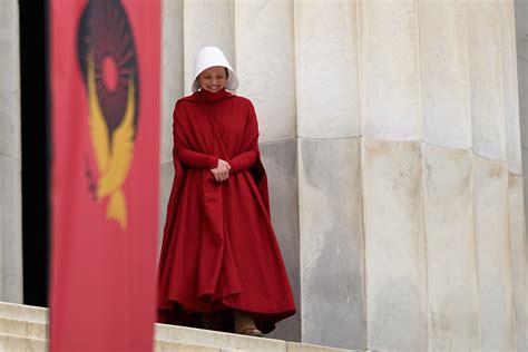 Elizabeth Moss Filming Of Handmaids Tale At Lincoln Memor Miki