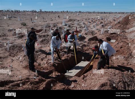 Trabajadores Municipales De Ciudad Ju Rez Bajan El Ata D De Uno De Los