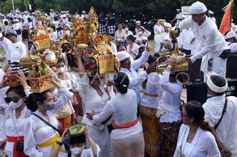 Jelang Hari Raya Kuningan Di Bali Antara Foto