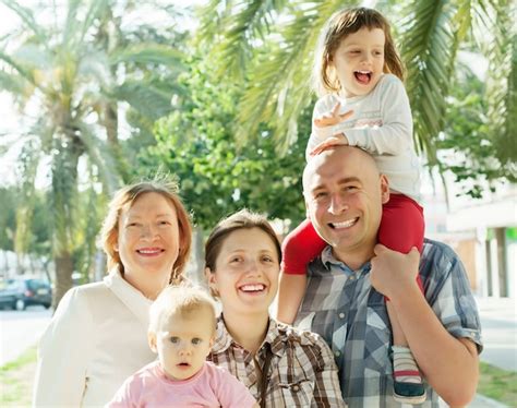 Heureuse famille de trois générations en été Photo Gratuite