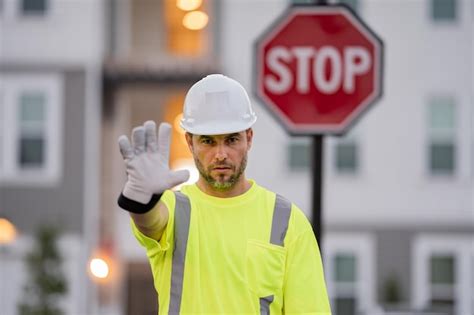 Constructor Con Gesto De Parada Sin Mano Peligrosa En El Concepto De