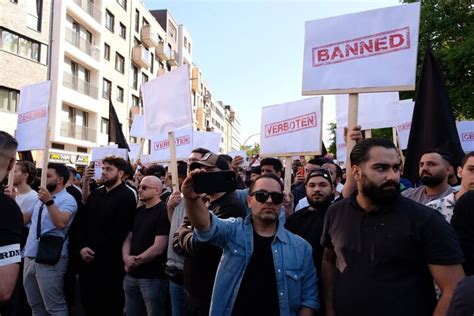 Leute Und Wasserwerfer Bei Islamisten Demo In Hamburg