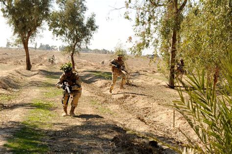 Iraqi Army soldiers with 5th Iraqi Army Division maneuver - NARA & DVIDS Public Domain Archive ...