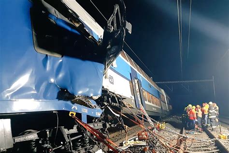 Acidente ferroviário deixa um morto e dezenas de feridos perto de Praga