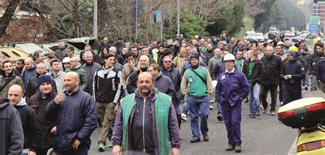 Non Siamo Robot E Non Lavoriamo Gratis Muggiano Operai Bloccano La