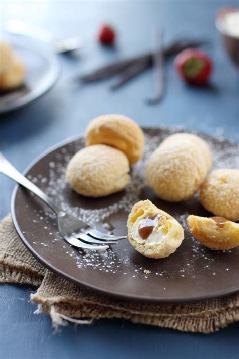 Choux au craquelin crème légère à la vanille et coeur caramel coulant