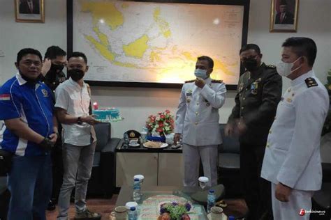 Kue Ulang Tahun PWI Untuk Komandan Lanal Dabo Singkep Terkininews