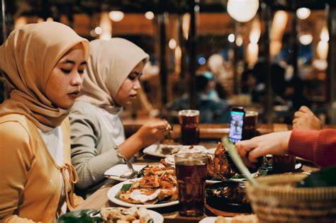 Doing Business in Indonesia During Ramadan: Essential Tips - Emerhub