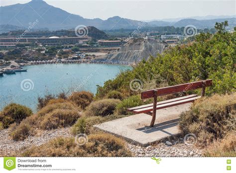 Playa De Kolymbia Con La Costa Rocosa Y Banco Con Una Visión Foto de