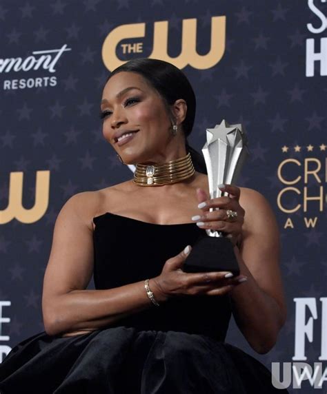 Photo Angela Bassett Wins Best Supporting Actress Award At Critics