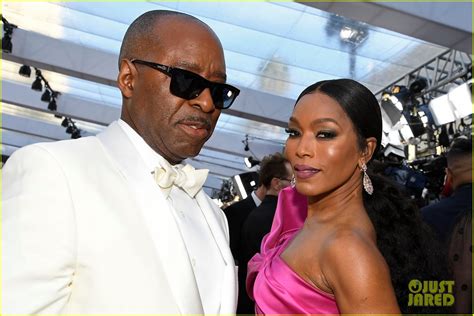 Angela Bassett Strikes A Pose At Oscars 2019 Photo 4245216 Angela