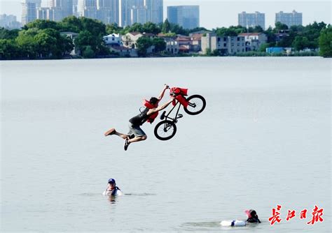 “凹个造型”跳东湖，游客点赞武汉越来越青春要闻新闻中心长江网cjncn