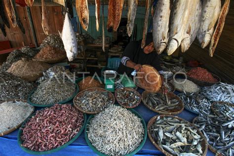 Lonjakan Harga Ikan Asin Antara Foto