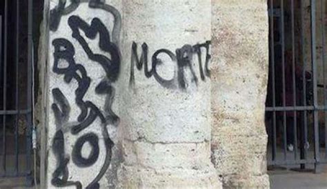 Vandali Imbrattano Un Pilastro Del Colosseo Con Scritte Minacciose In