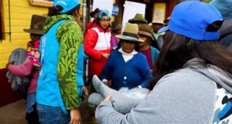 Extranjeros Entregan Ropa De Abrigo En Comunidades De Cusco