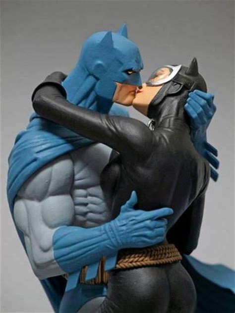 Batman And Catwoman Kiss Statue Bruce Wayne And Selina Kyle Photo 35476518 Fanpop