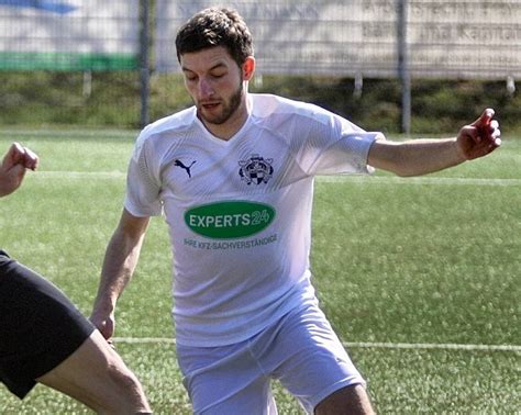 VfB 03 Hilden II Simon Metz ist zurück auf dem Spielfeld