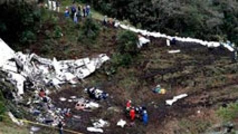 Accidente De Avión Al Menos 75 Muertos Al Estrellarse Un Avión En El